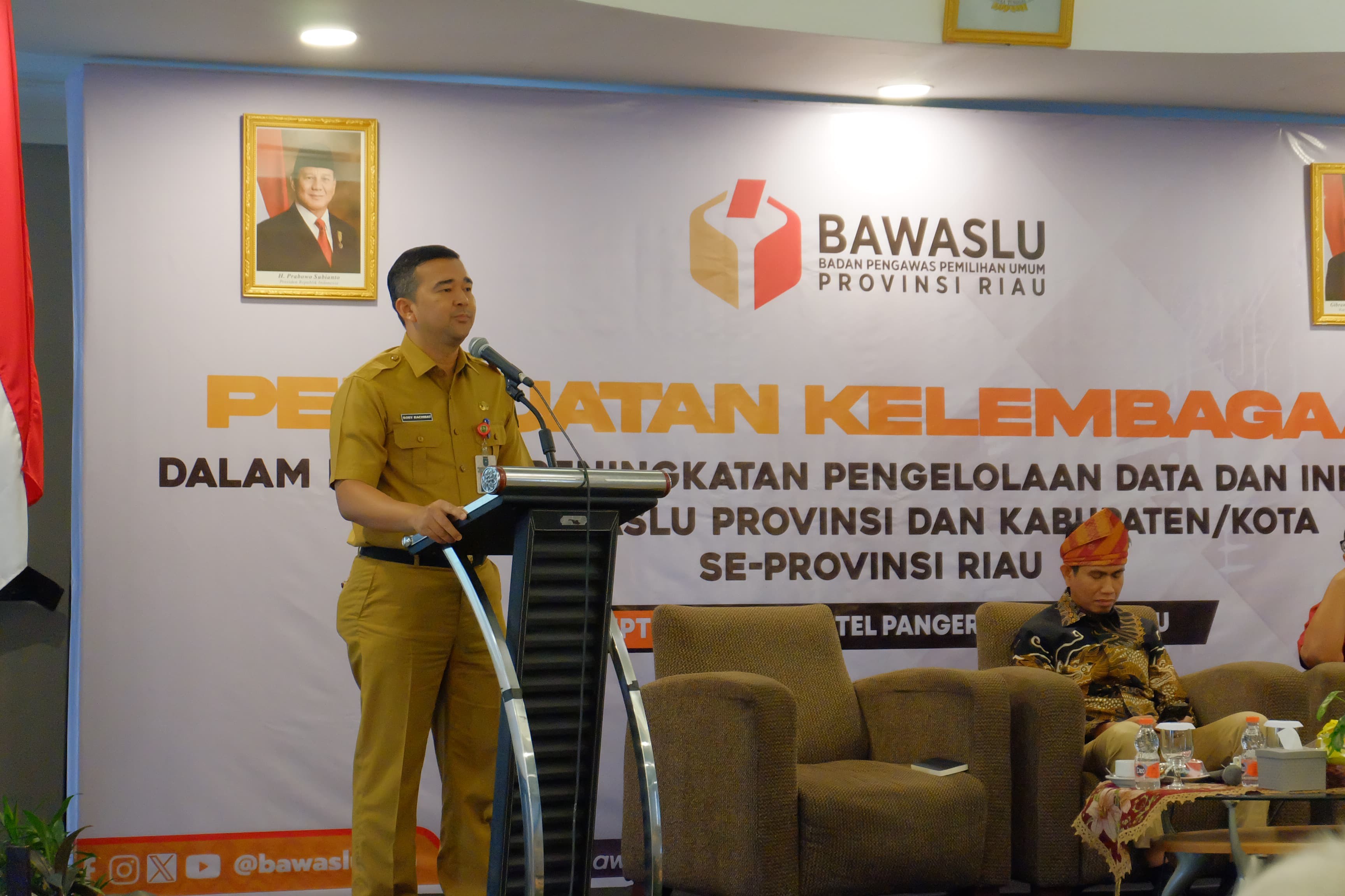 Kaban Kesbangpol Riau mewakili Gubernur Riau dalam Kegiatan Bawaslu Riau : Mengoptimalisasi Pengelolaan Data dan Informasi